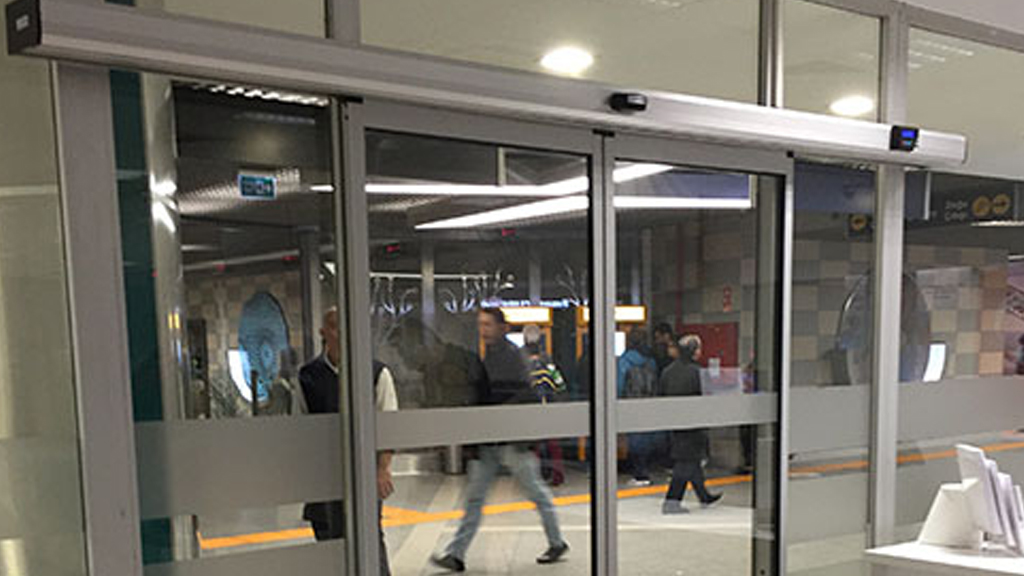 İş Yeri Güvenliğinde Modern Çözümler: Fotoselli Kapılar